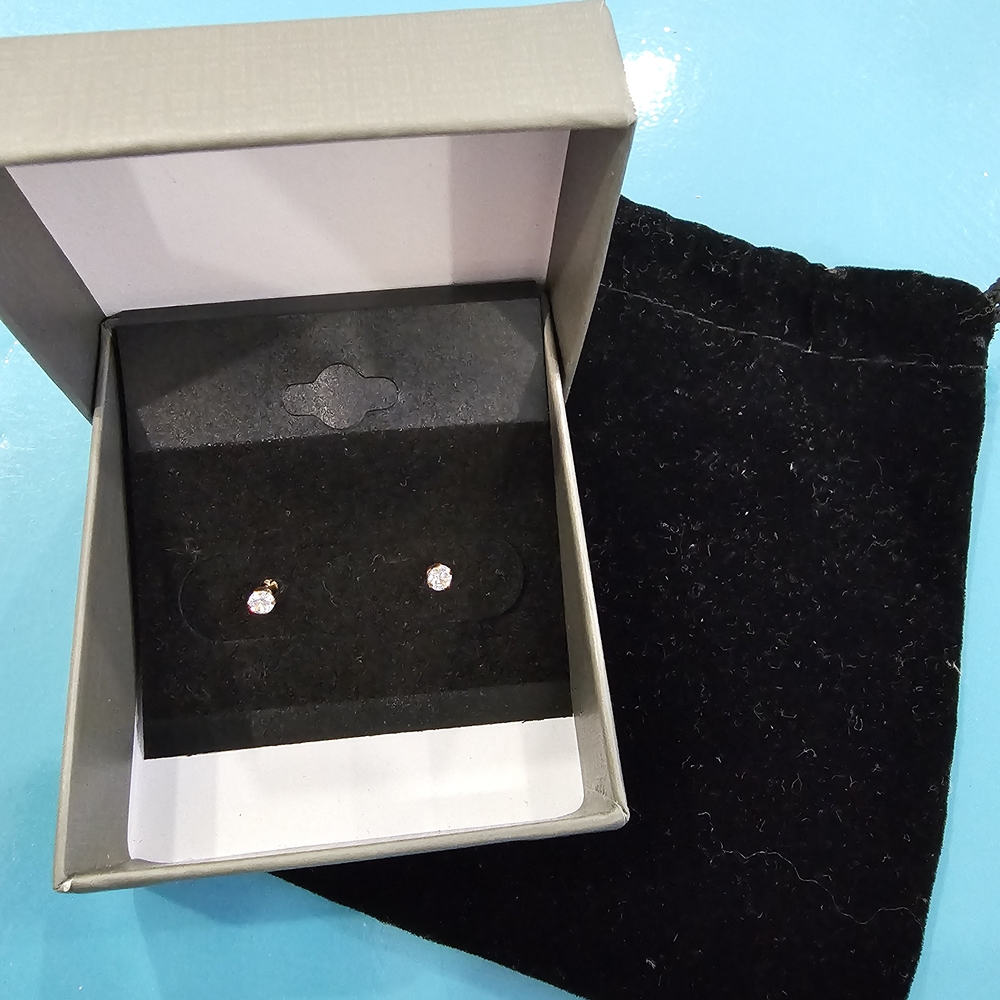 NWT Elegant Gold Stud Earrings - Picture 4 of 5